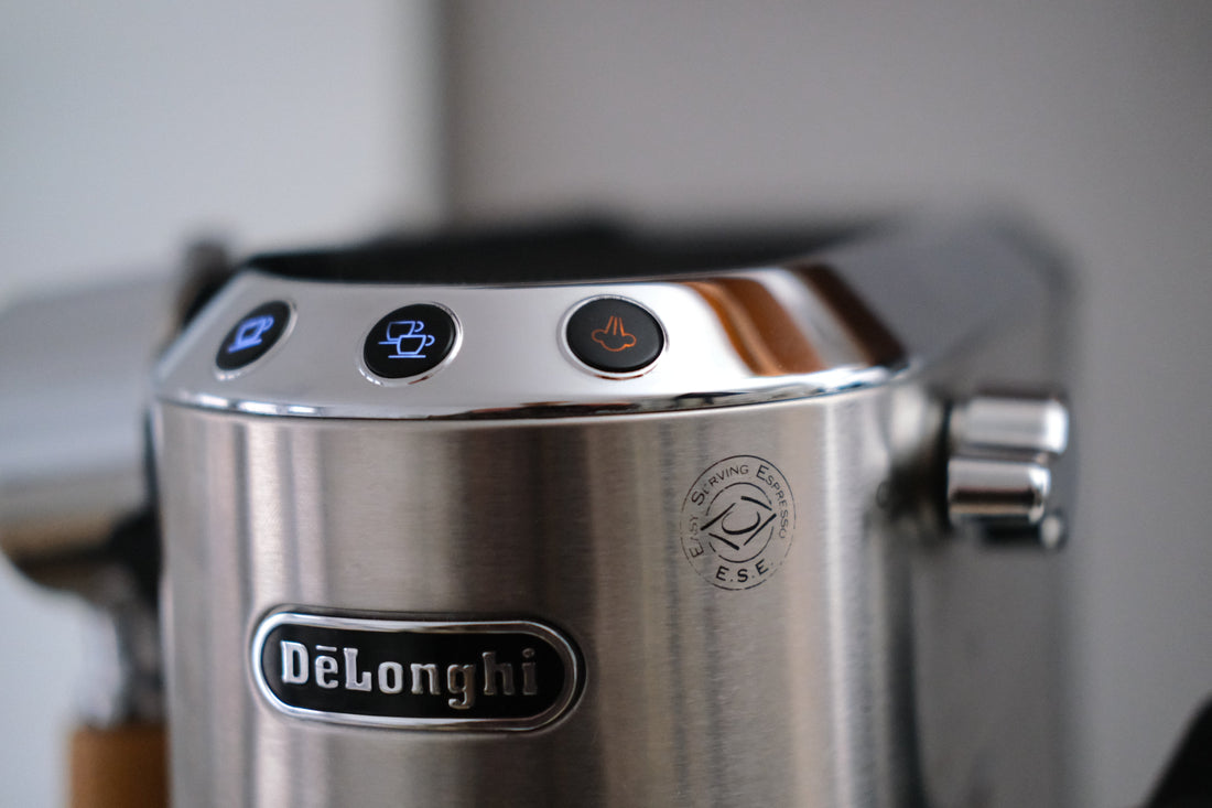 Orange leuchtende Dampftaste an der De'Longhi Dedica EC685 – die Anzeige, dass die Maschine entkalkt werden muss