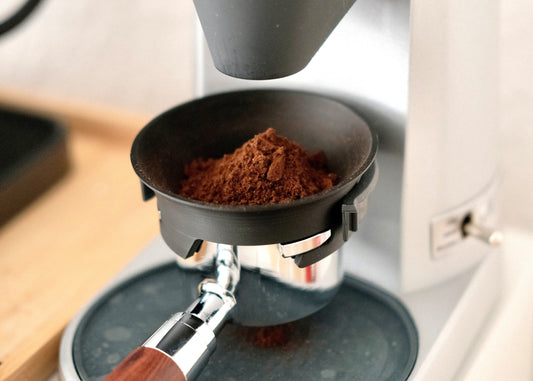 Dosiertrichter 51mm auf Siebträger von Delonghi Dedica vor Graef CM 800 Kaffemühle