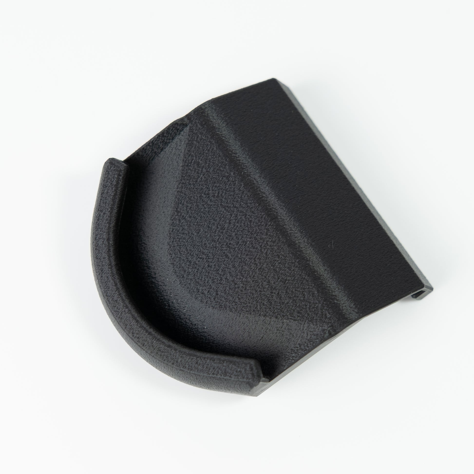 Magnetischer Siebträgerhalter für die De'Longhi Dedica in perspektivischer Ansicht, freigestellt auf Weiß