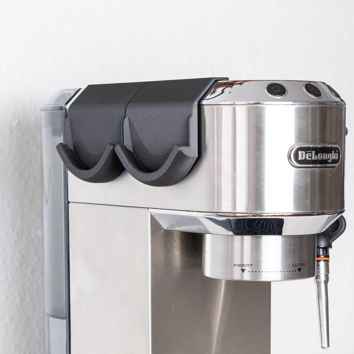 Zwei Magnetische Siebträgerhalter am Gehäuse der De'Longhi Dedica montiert, seitliche Ansicht